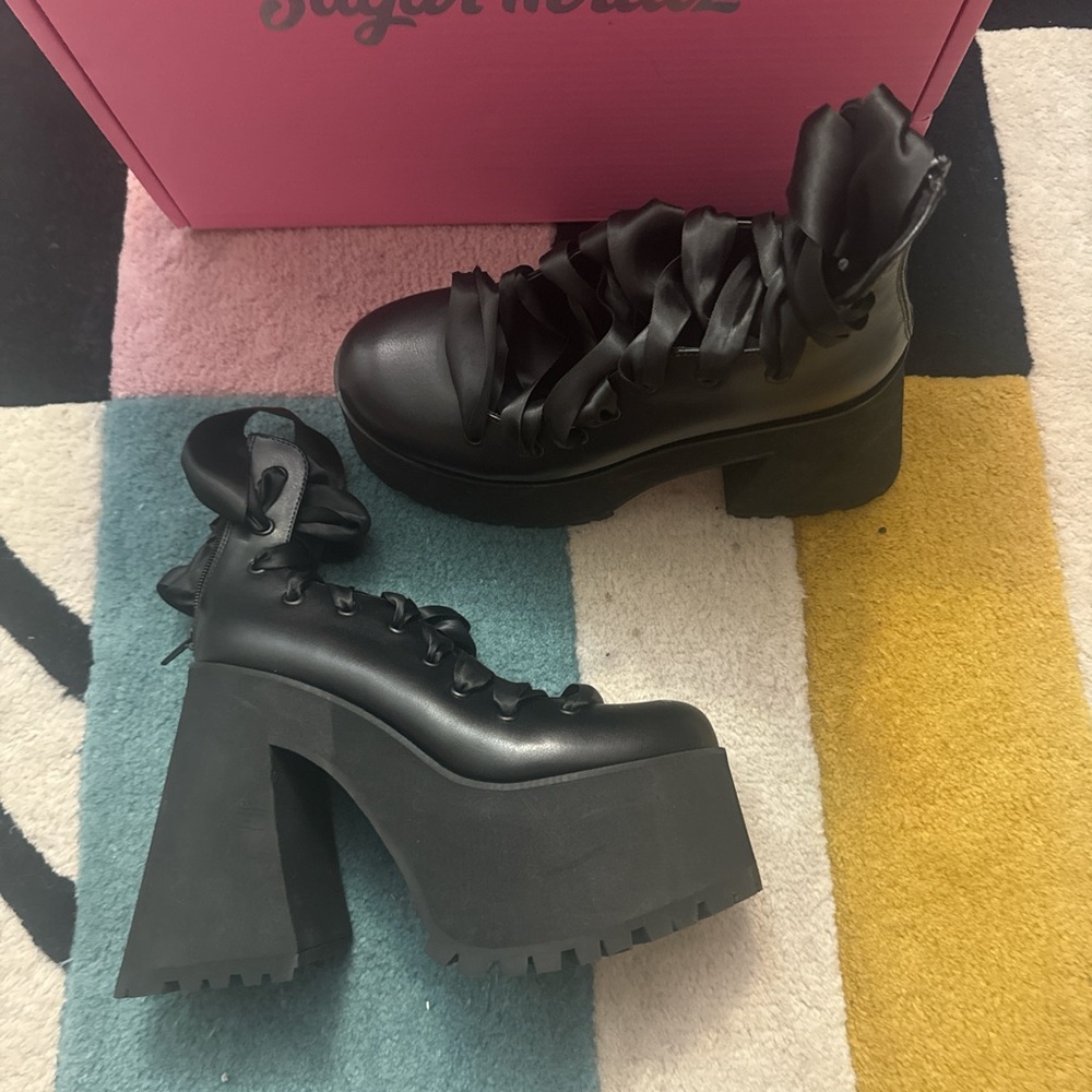 Sugar Thrillz Dancing heart platforms
Brand new in box